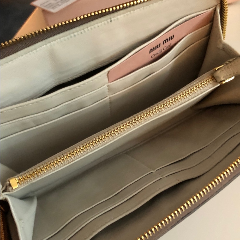 Miu Miu Floral Appliqué Zip Wallet - Picture 4 of 8